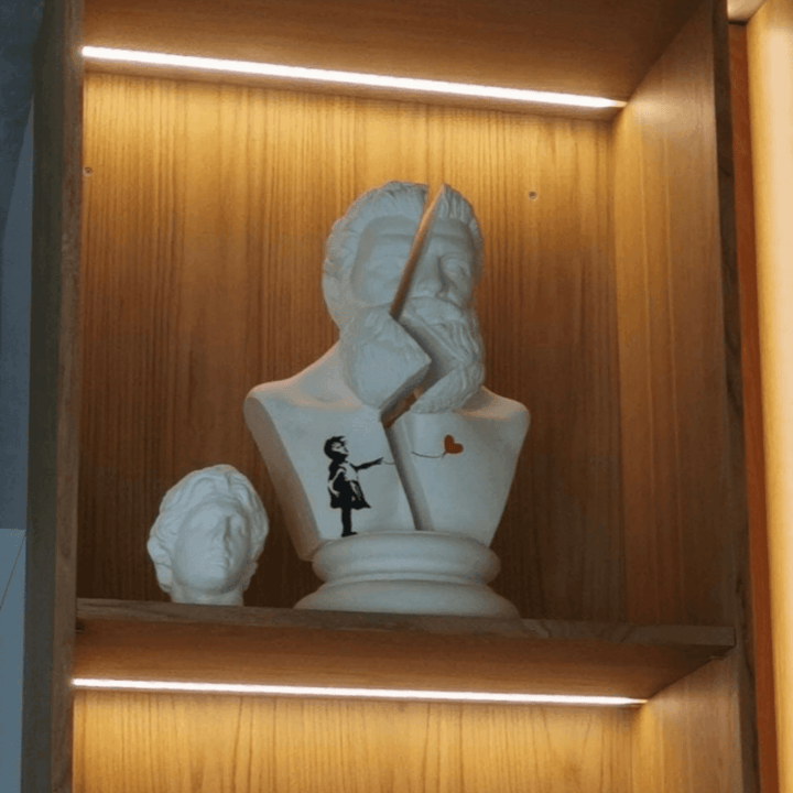 Design Hercules – Girl with Balloon Sculpture - vinterro